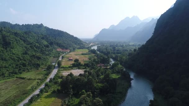 Paysage autour de la ville de Vang Vieng au Laos vue du ciel — Vídeos de Stock