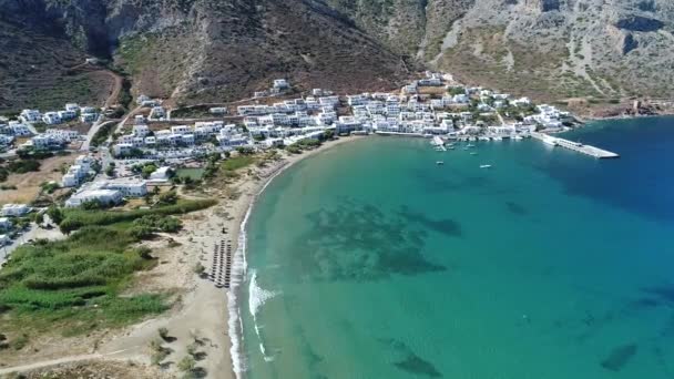 Kamares海滩在Sifnos岛上 在希腊的环形山空中俯瞰 — 图库视频影像