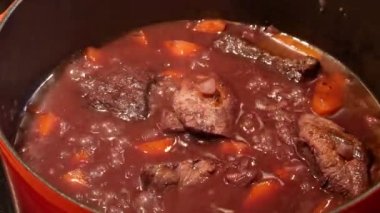 Kırmızı Burgonya şarabıyla geleneksel Bourguignon bifteği hazırlama