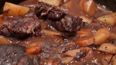 Kırmızı Burgonya şarabıyla geleneksel Bourguignon bifteği hazırlama