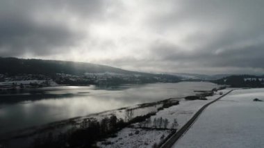 Fransa-jura-hz-4K-collvdc-181411-2-saintpoint-doubs-neige-maison-arbre-road-montagne-sapin-lac-foret-village-drone-vdc-toit-2