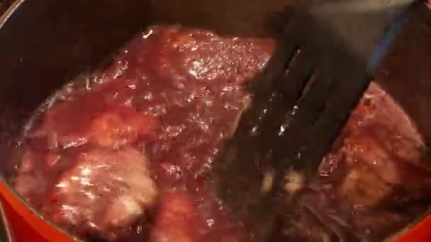 Preparación Tradicional Carne Vacuno Borgoña Con Vino Tinto Borgoña — Vídeo de stock