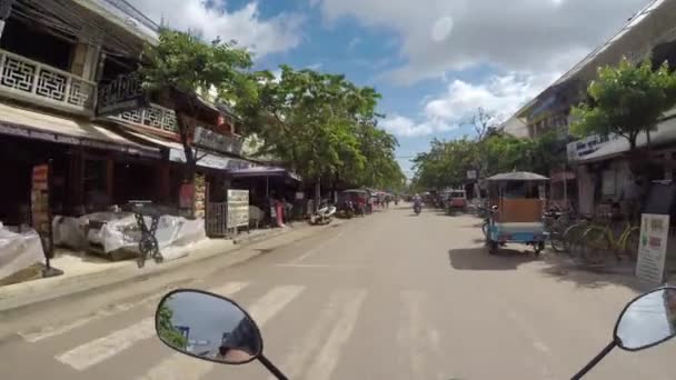 Naik Sepeda Motor Kota Siemreap Kamboja — Stok Video