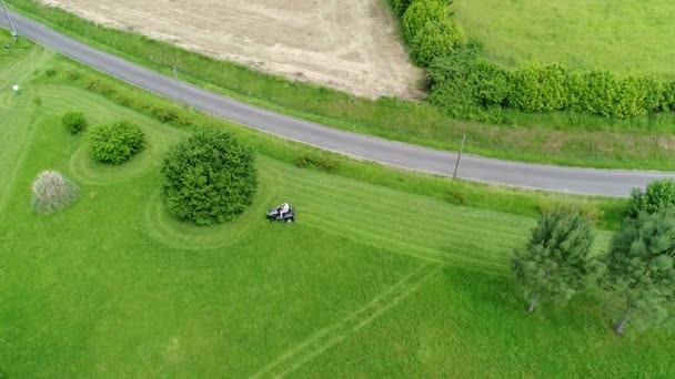 Cortacésped Montando Acción Visto Desde Cielo — Vídeos de Stock