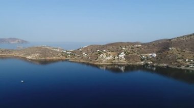 Yunanistan 'ın Kiklad adasındaki Ios Limanı gökyüzünden görüldü