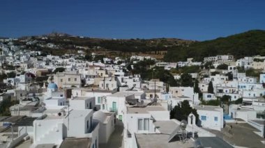 Yunanistan 'ın Kiklad adasındaki Paros adasındaki Lefkes köyü gökyüzünden