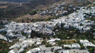Yunanistan 'ın Kiklad adasındaki Paros adasındaki Lefkes köyü gökyüzünden