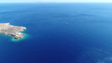 Sifnos adasındaki Faros plajı Yunanistan 'da gökyüzünden görülen sikladlarda