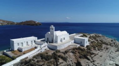Yunanistan 'ın Kiklad adasındaki Sifnos adasındaki Faros' taki Chrisopigi Manastırı