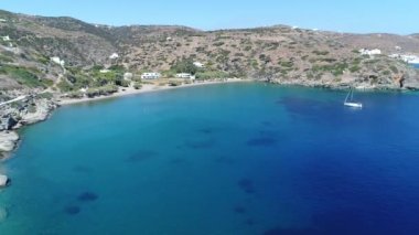 Yunanistan 'da Sifnos Adası' ndaki Hristofi yakınlarında Apokofto plajı