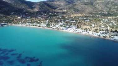 Köyde Platis sur l 'île de Sifnos dans les Cyclades en Grèce vue du ciel