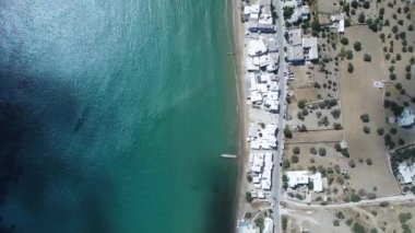 Köyde Platis sur l 'île de Sifnos dans les Cyclades en Grèce vue du ciel