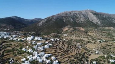 Yunanistan 'ın Kiklad adasındaki Sifnos Adası' ndaki Apollonia köyü gökyüzünden