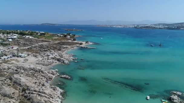 从天空看希腊Cyclades中Paros岛上的Kolimpithres海滩 — 图库视频影像