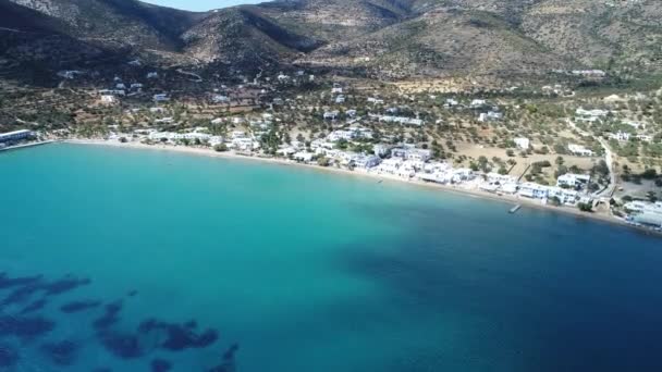 Village de Platis sur l'île de Sifnos dans les Cyclades en Grèce vue du ciel — Wideo stockowe