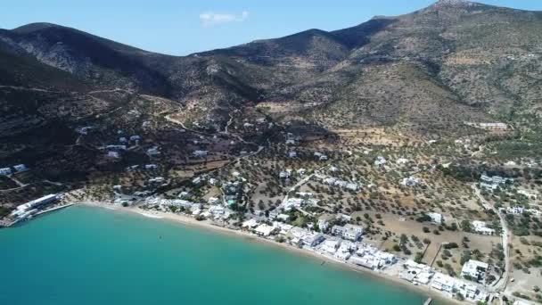 Village de Platis sur l 'jalá le de Sifnos dans les Cyclades en Gre.net ce vue du ciel — Vídeos de Stock