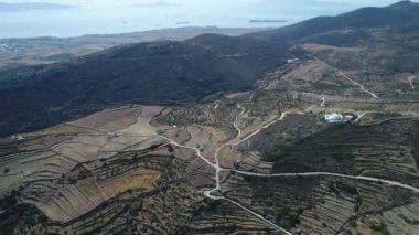 Yunanistan 'ın Kiklad adasındaki Paros adasındaki Lefkes köyü gökyüzünden