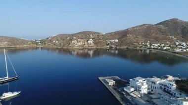 Gökyüzünden görünen Ios adasındaki Koubara köyü.