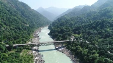 Ganj Nehri, Hindistan 'ın Uttarakhand eyaletine yakın bir yerde, gökyüzünden.