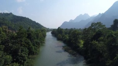 Laos 'ta Vang Vieng nehri yakınlarında gökyüzünden görüldü.