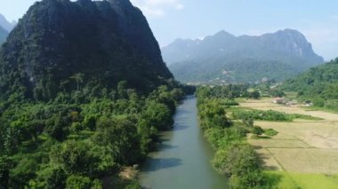 Laos 'ta Vang Vieng nehri yakınlarında gökyüzünden görüldü.