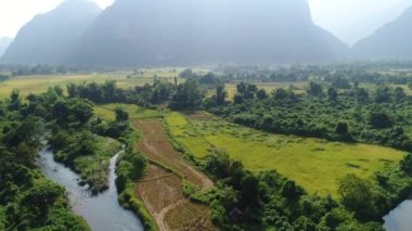 Laos 'taki Vang Vieng şehrinin çevresindeki manzara gökyüzünden görünüyor.