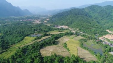 Laos 'taki Vang Vieng şehrinin çevresindeki manzara gökyüzünden görünüyor.