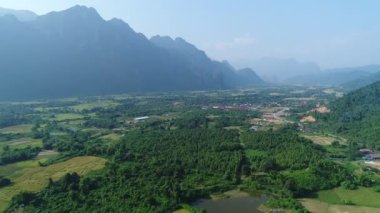 Laos 'taki Vang Vieng şehrinin çevresindeki manzara gökyüzünden görünüyor.