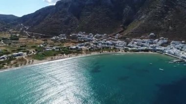 Sifnos adasındaki Kamares plajı Yunanistan 'ın tepegöz manzaralı.
