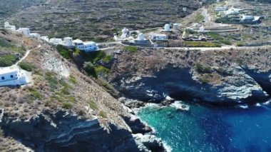Sifnos Adası 'ndaki Kastro Sifnou plajı Yunanistan' ın sikladında gökyüzünden