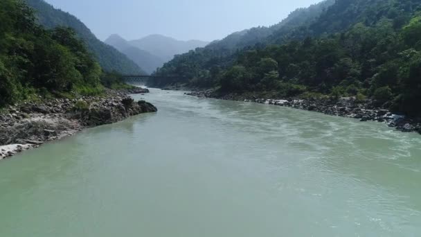 空からインドのウッタラーカンド州に近いガンジス川 — ストック動画