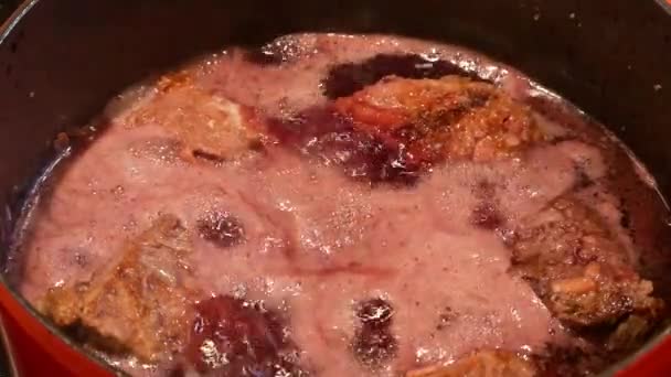Hagyományos Burgundi Marhahús Elkészítése Vörös Burgundiai Borral — Stock videók