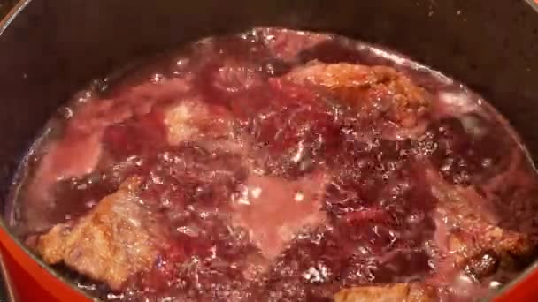 Приготування Традиційної Бургундської Яловичини Червоним Бургундським Вином — стокове відео