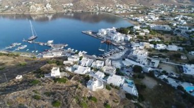 Yunanistan 'ın Kiklad adasındaki Ios Limanı gökyüzünden görüldü