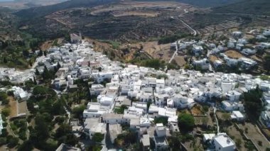 Yunanistan 'ın Kiklad adasındaki Paros adasındaki Lefkes köyü gökyüzünden