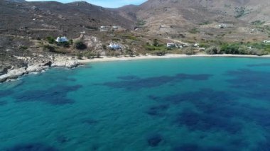Yunanistan 'ın Kiklad adasındaki Serifos adasındaki Psili Ammos plajı gökyüzünden görüldü