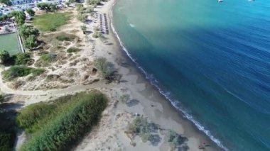 Sifnos Adası 'ndaki Kamares köyü ve plajı Yunanistan' ın silades bölgesinde hava manzaralı.