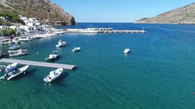 Sifnos Adası 'ndaki Kamares köyü ve plajı Yunanistan' ın silades bölgesinde hava manzaralı.