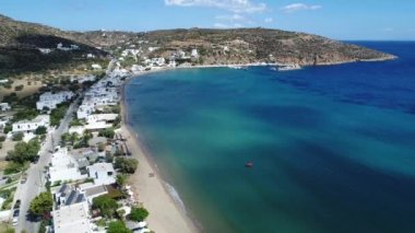Yunanistan 'ın Kiklad adasındaki Sifnos adasında Gialos Platis hava manzarası