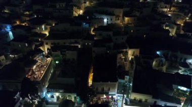 Ios adasındaki Chora köyü. Gece ve gökyüzü manzaralı.