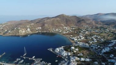 Gökyüzünden görünen Ios adasındaki Koubara köyü.