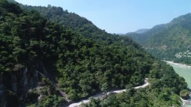 Hindistan 'ın Uttarakhand Eyaleti yakınlarındaki Ganj nehri gökyüzünden görülüyor.