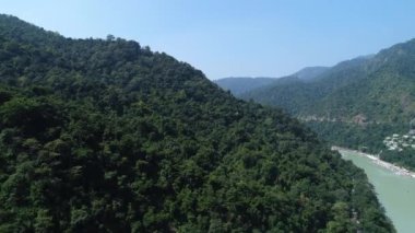 Hindistan 'ın Uttarakhand Eyaleti yakınlarındaki Ganj nehri gökyüzünden görülüyor.