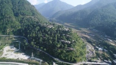 Uttarkashi şehri Hindistan 'ın Uttarakhand eyaletinde gökyüzünden görüldü.