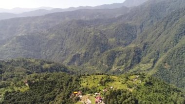 Hindistan 'ın Sikkim eyaletindeki Yuksom köyü gökyüzünden görüldü.