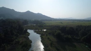 Laos 'ta Vang Vieng nehri yakınlarında gökyüzünden görüldü.