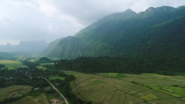 Laos 'ta Vang Vieng kasabası yakınlarındaki doğa manzarası gökyüzünden görülüyor.