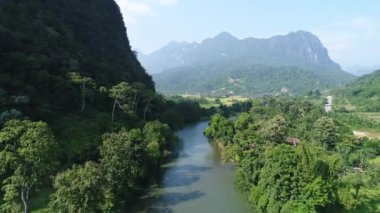 Laos 'ta Vang Vieng nehri yakınlarında gökyüzünden görüldü.