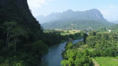 Laos 'ta Vang Vieng nehri yakınlarında gökyüzünden görüldü.
