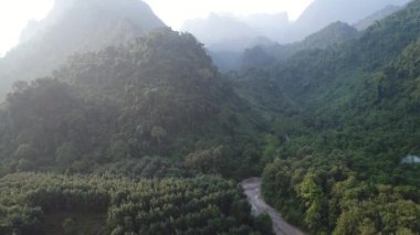 Laos 'taki Vang Vieng şehrinin çevresindeki doğal manzaralar gökyüzünden görüldü.